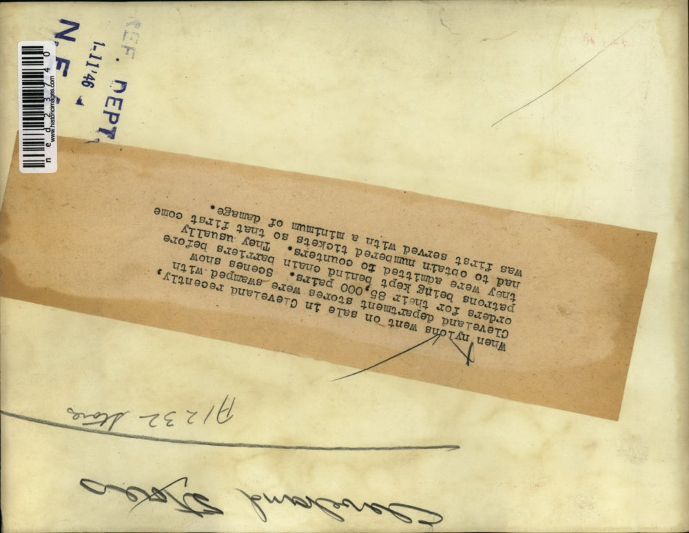 1946 Press Photo Cleveland Ohio dept stores as nylons go on sale