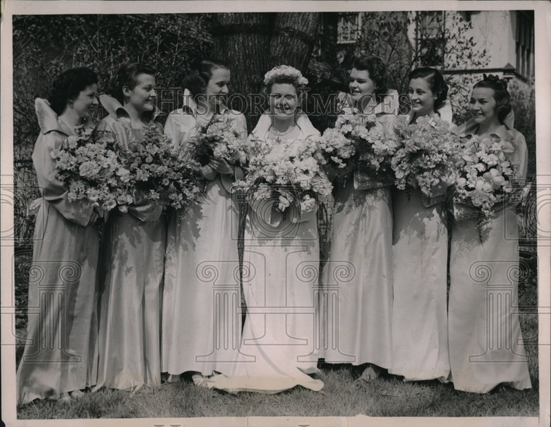 Load image into Gallery viewer, 1937 Press Photo NW Univ May Queen Janet Powers, C McClure, M Alsted
