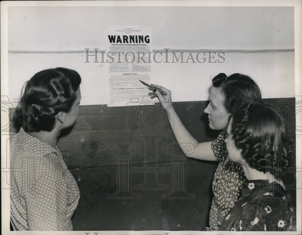 1938 Press Photo Wash DC Civil Service workers at poster of regulations