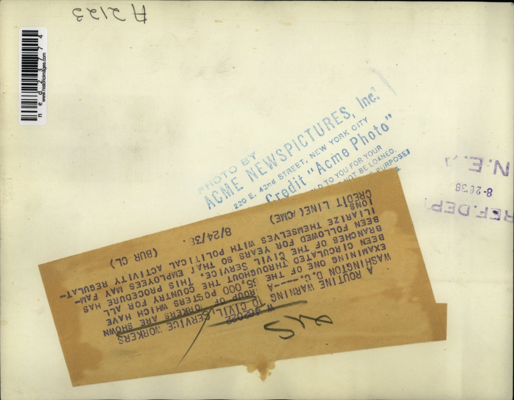 1938 Press Photo Wash DC Civil Service workers at poster of regulations