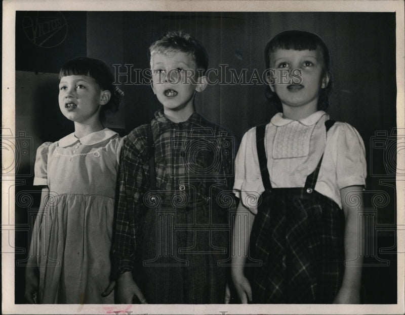 Load image into Gallery viewer, 1948 Press Photo Fairport Ohio Amy Werronen, Roberta Kulma, Niles Dinonen
