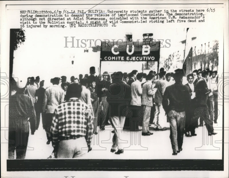 Load image into Gallery viewer, 1961 Press Photo Student Protestors Gather During Demonstration in La Paz,
