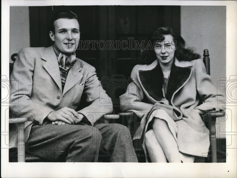 Load image into Gallery viewer, 1946 Press Photo Pinehurst NC Austin L Sands Jr &amp; Comtesse De Rougemont
