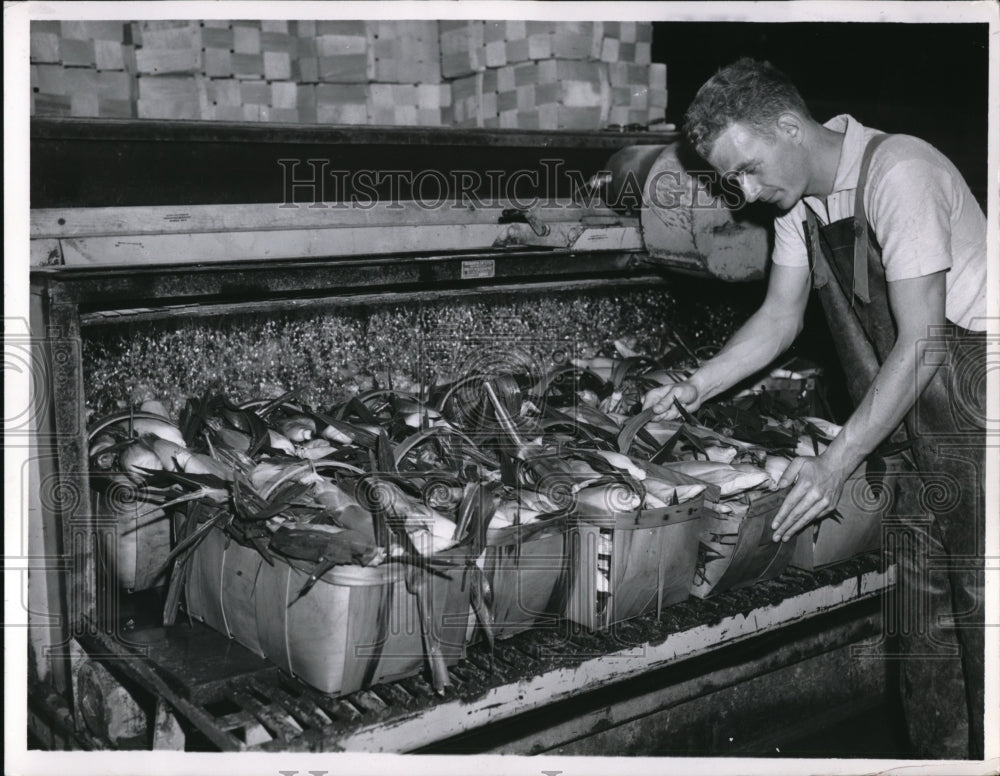 1952 Press Photo James Suttle & hydro cooler for N Ohio Growers Assoc