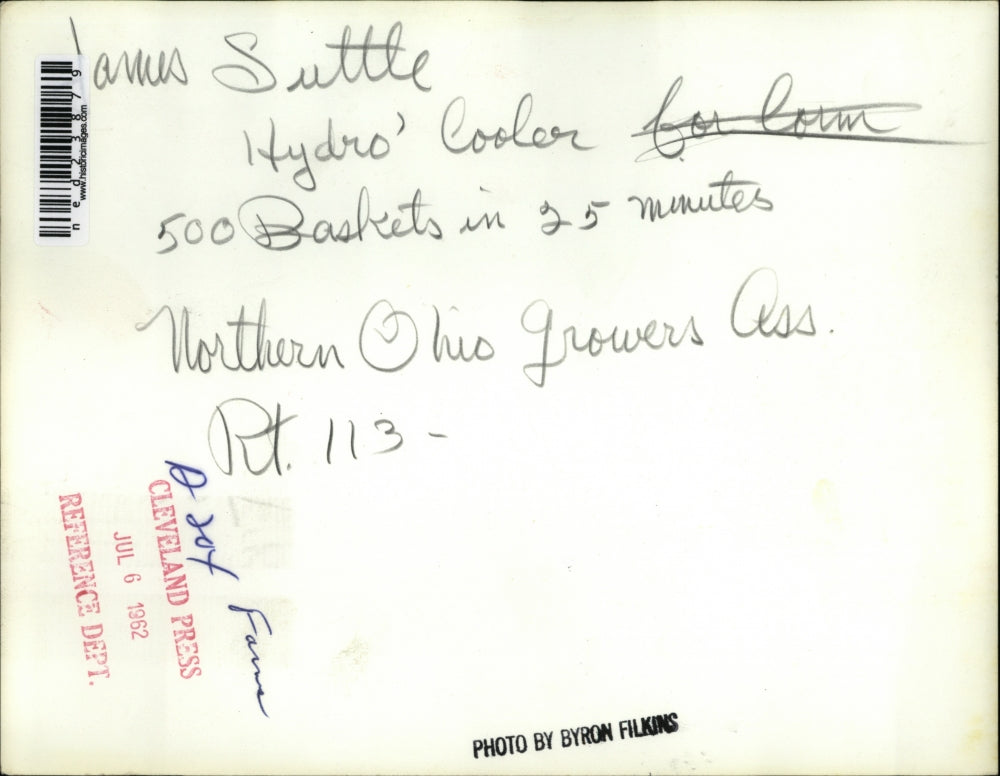 1952 Press Photo James Suttle & hydro cooler for N Ohio Growers Assoc