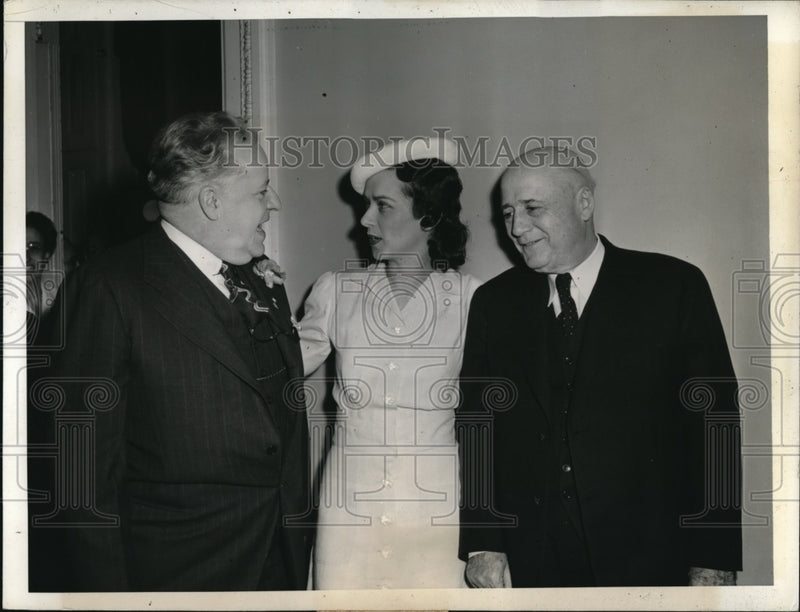 Load image into Gallery viewer, 1944 Press Photo New Democratic Secretary at Lunch, Frank Boykin, Dorothy
