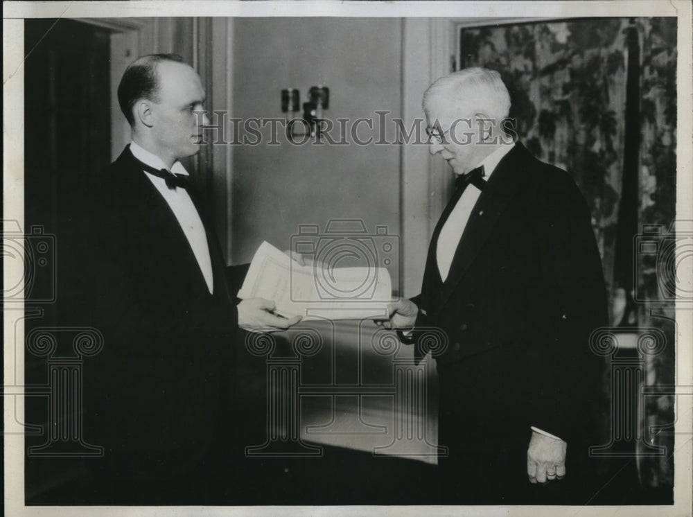 1934 Press Photo Charles L. Clark, Retired GE scientist, Receiving Certificate