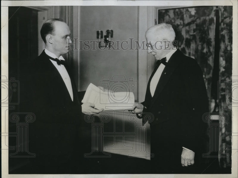 Load image into Gallery viewer, 1934 Press Photo Charles L. Clark, Retired GE scientist, Receiving Certificate
