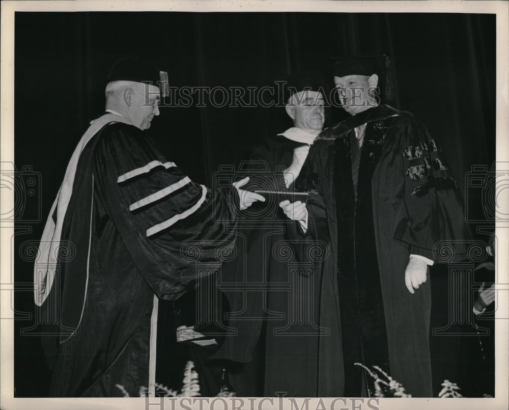 1945 Press Photo H.E. Simmons, John W. Thomas, and John S. Knight at Graduation