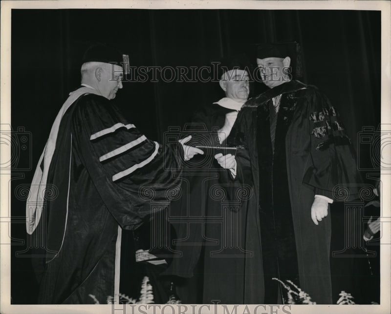 Load image into Gallery viewer, 1945 Press Photo H.E. Simmons, John W. Thomas, and John S. Knight at Graduation
