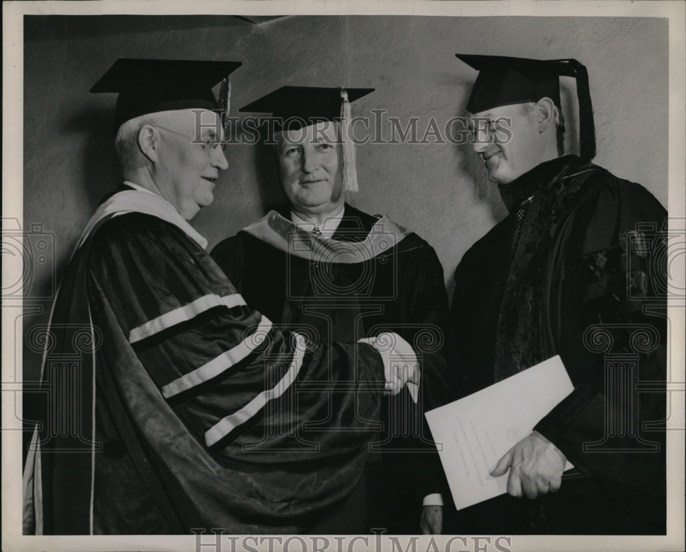 1945 Press Photo H.E. Simmons, John W. Thomas, and John S. Knight at Graduation