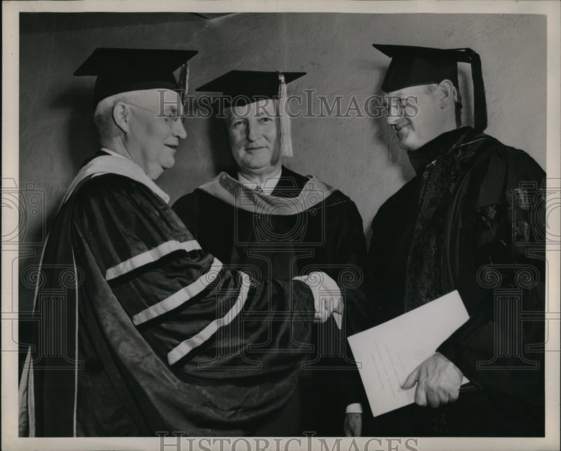 Load image into Gallery viewer, 1945 Press Photo H.E. Simmons, John W. Thomas, and John S. Knight at Graduation
