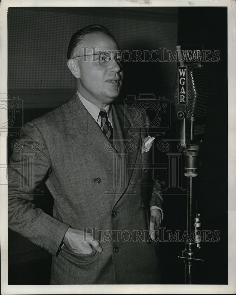 Load image into Gallery viewer, 1941 Press Photo Rudolph Ringwall on WGAR radio

