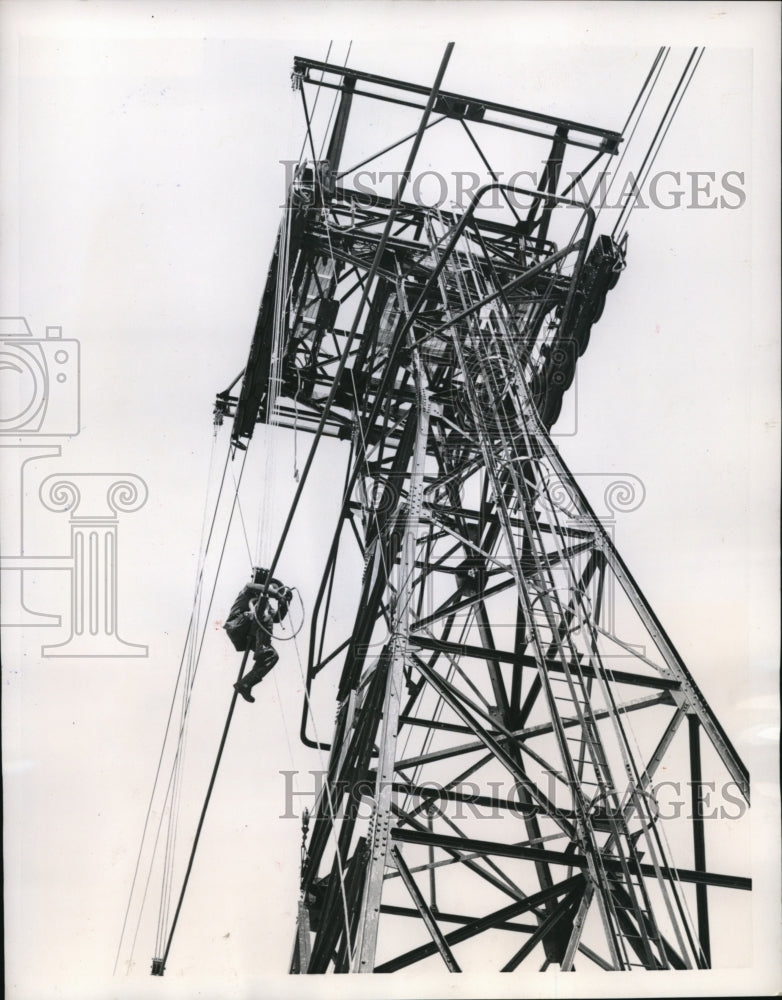 1956 Press Photo A workman replaces the cable on this lift at Franconia Notch