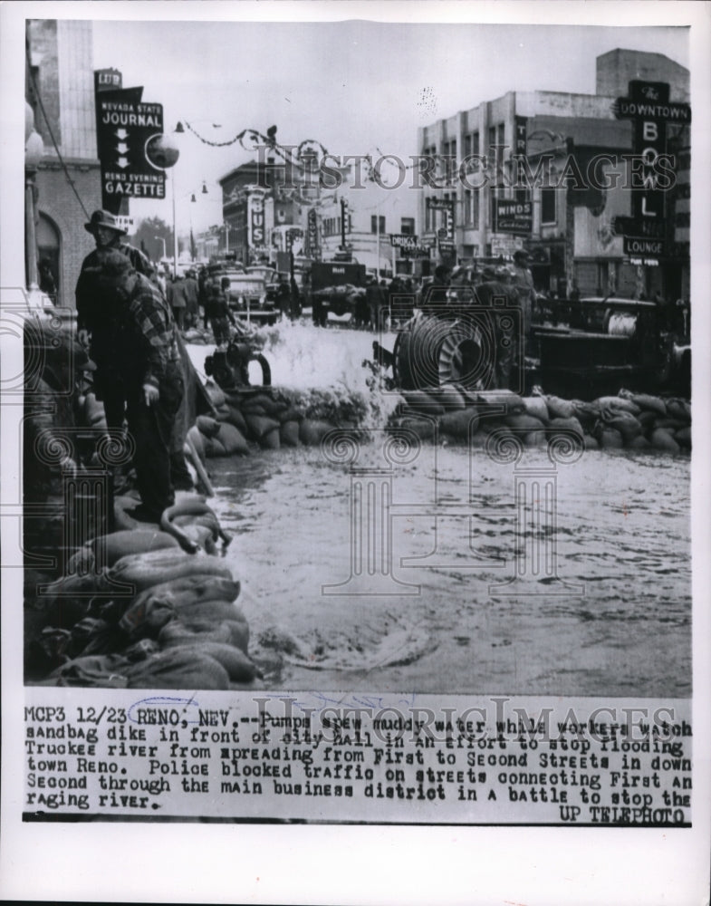 1955 Press Photo Pumping out water from the Truckee river flooding downtown.