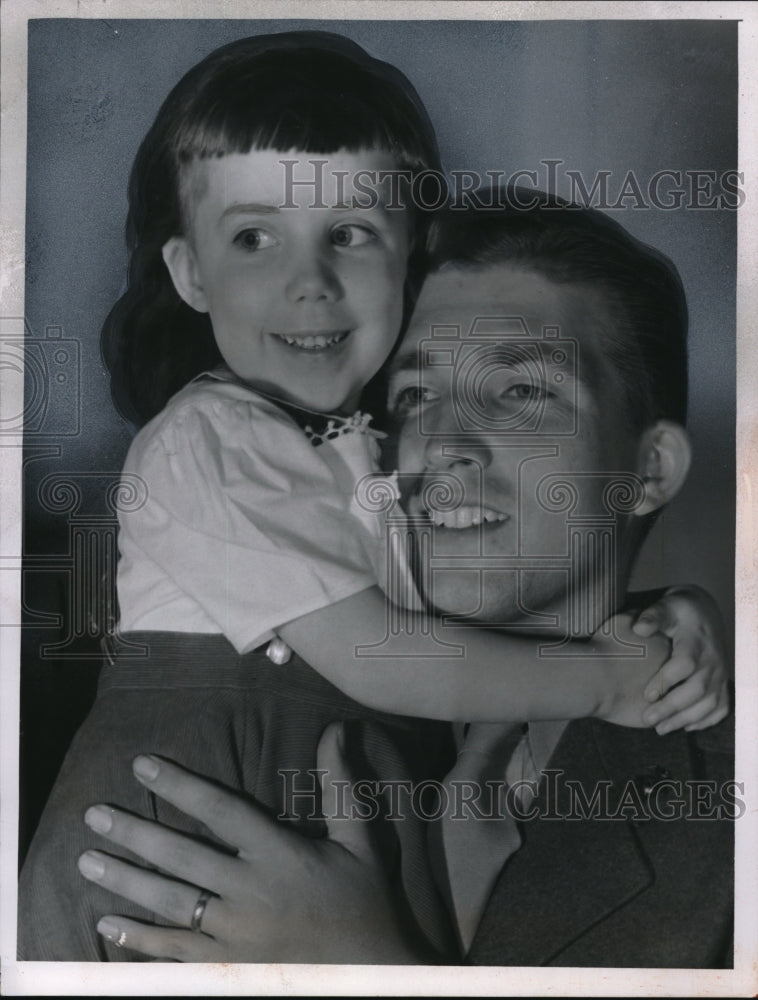 Load image into Gallery viewer, 1955 Press Photo Sgt John Pndley &amp; daughter Wanda
