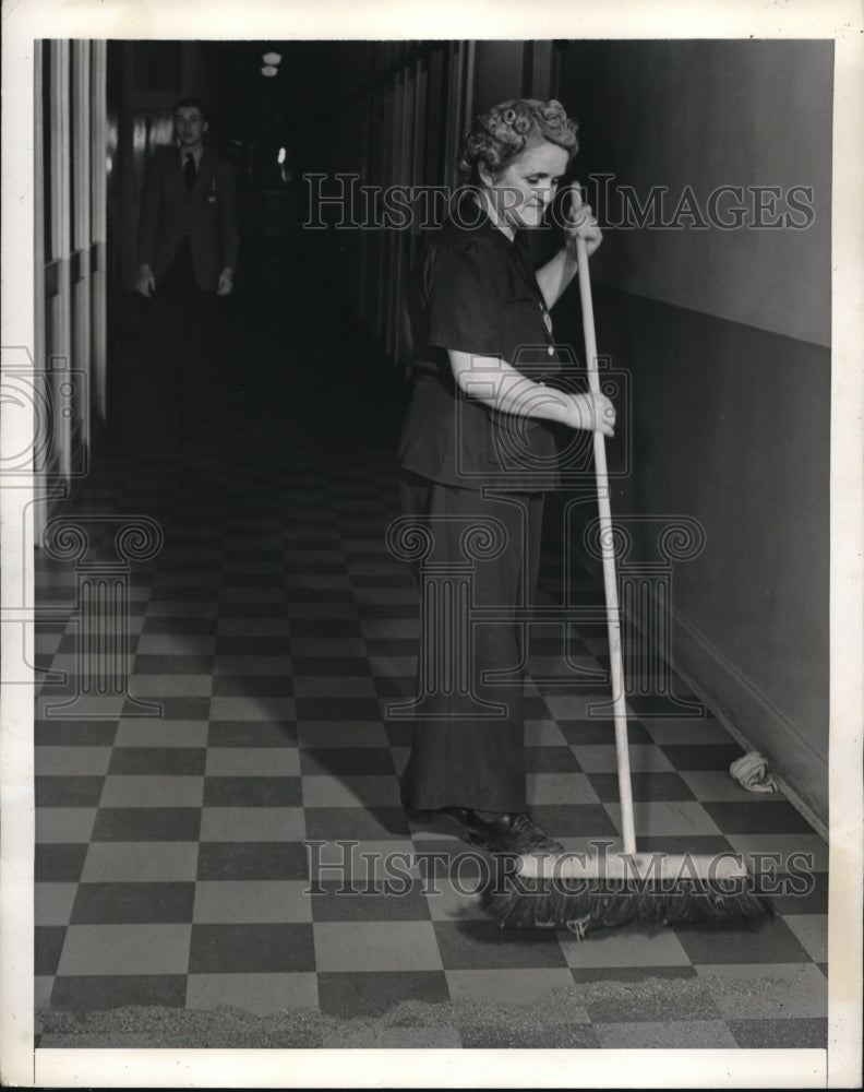 1942 Press Photo Mary Potter employed as cleaning woman at a plant