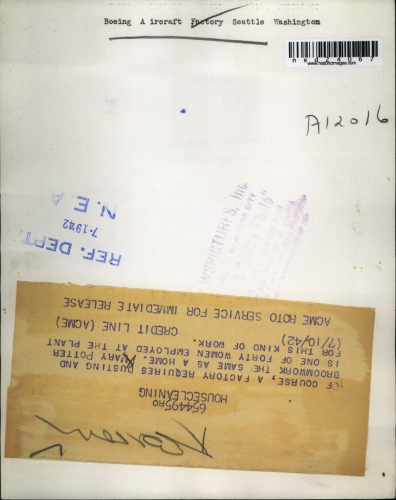 1942 Press Photo Mary Potter employed as cleaning woman at a plant