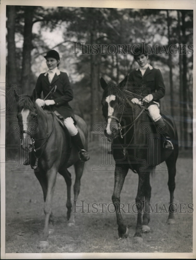 Load image into Gallery viewer, 1936 Press Photo NY socialites Phyllis and Peggy Stevenson on Drag Hunt
