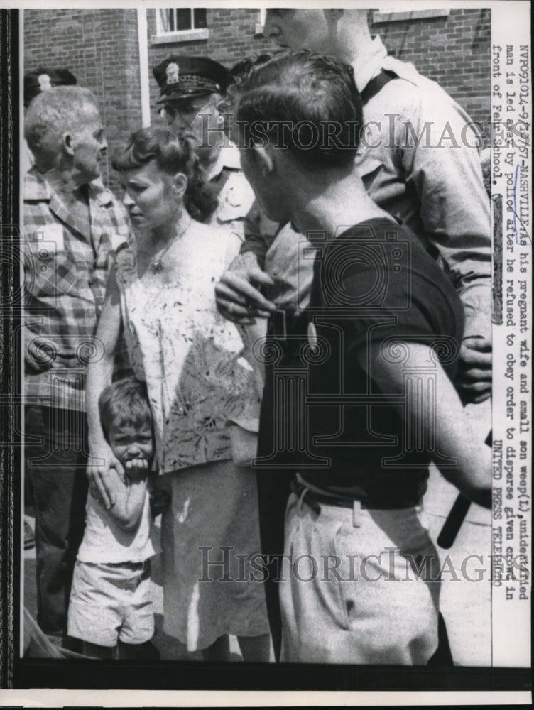 Load image into Gallery viewer, 1957 Press Photo Unidentified Man Led By Police As Pregnant Wife &amp; Son Watch

