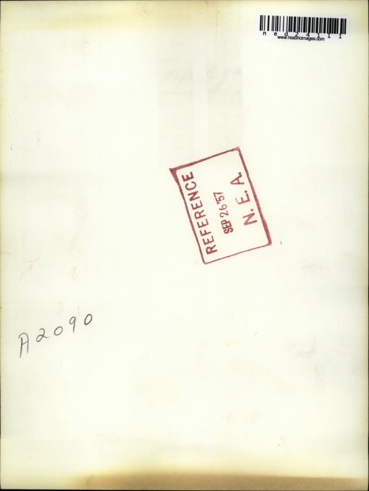 1957 Press Photo Unidentified Man Led By Police As Pregnant Wife & Son Watch