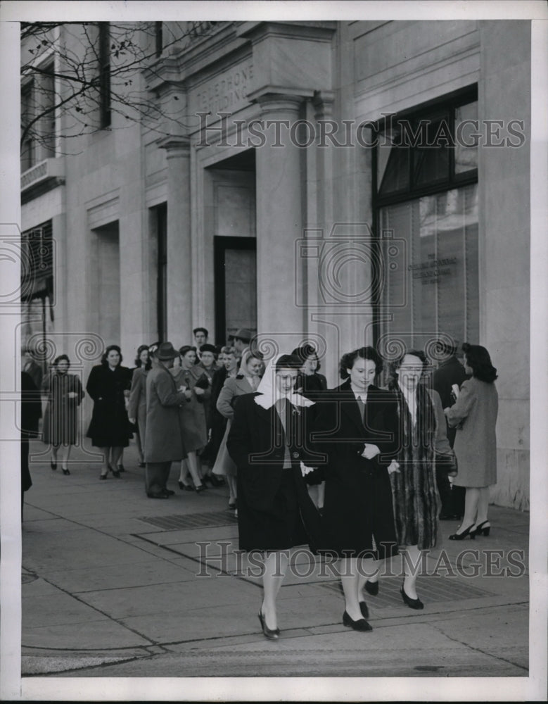 1946 Press Photo Washington D.C. Operators Leave To Discuss Sweatshop Conditions