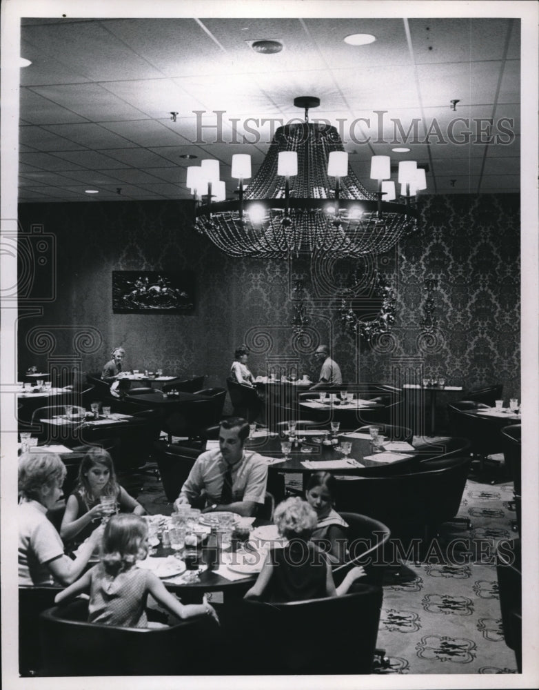Press Photo Mr. & mrs. John Platz Wickliffe & Family Dine At Rusell's Inc.