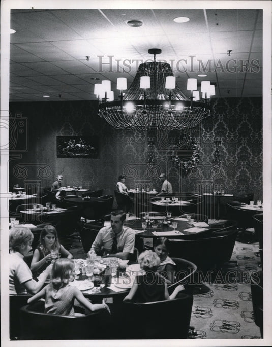 Press Photo Mr. & mrs. John Platz Wickliffe & Family Dine At Rusell's Inc.