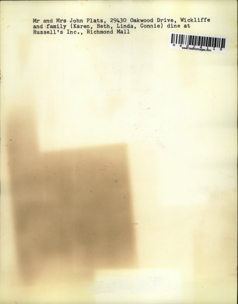 Press Photo Mr. & mrs. John Platz Wickliffe & Family Dine At Rusell's Inc.