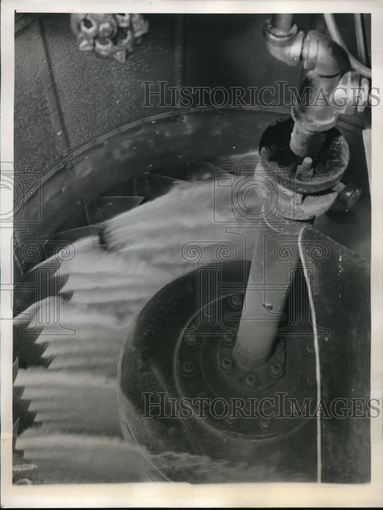 Load image into Gallery viewer, 1939 Press Photo Scene in Sugar Refinery to meet demands of war in Europe.

