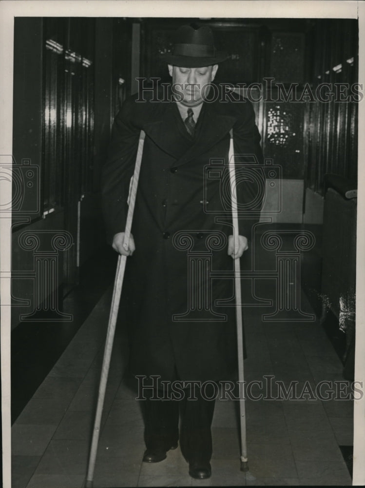1939 Press Photo John P. Nick, St. Louse Labor Leader leaving hearing