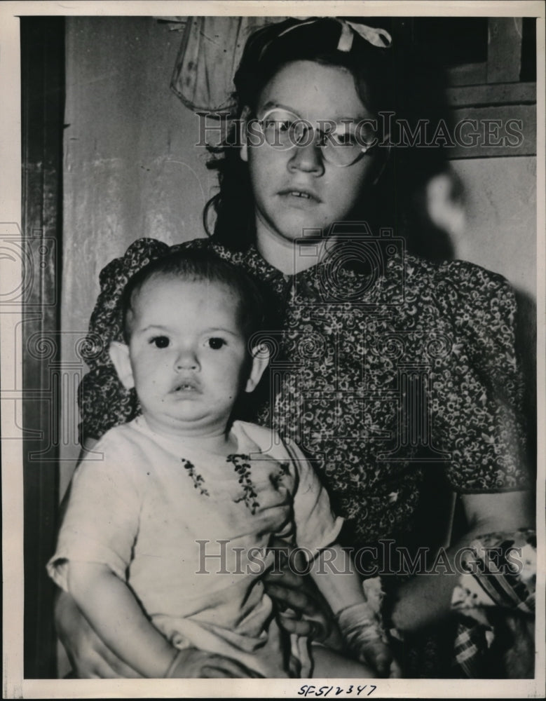 1939 Press Photo Teddy Winston, baby kidnapped, in arms of Mary Marsh (neighbor)