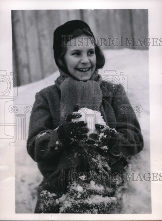 1947 Press Photo Sylvia Samsonovic playing in the snow