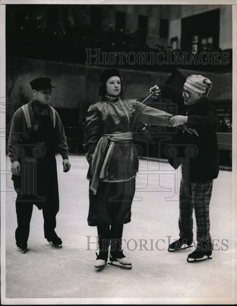 Load image into Gallery viewer, 1937 Press Photo James A. Cruikshank, William Franklin, &amp; Dorothy Lee in play
