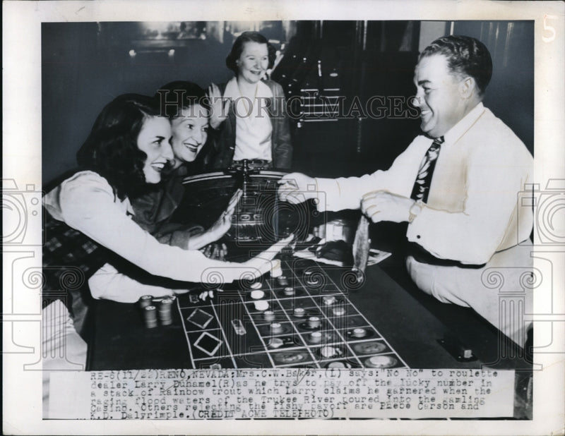 Load image into Gallery viewer, 1950 Press Photo Reno Nev Mrs CW Baker &amp; roulette dealer Larry Duhamel
