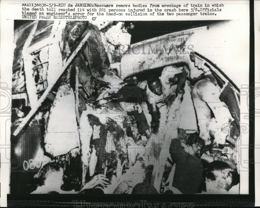 1958 Press Photo Rio de Janiero Brazil rescue work at train wreckage