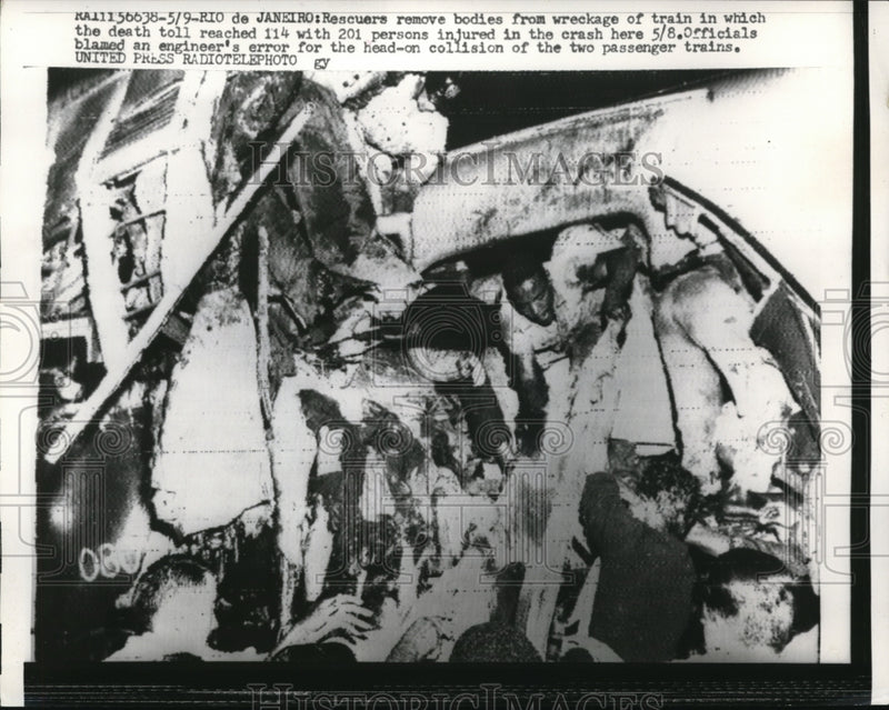 Load image into Gallery viewer, 1958 Press Photo Rio de Janiero Brazil rescue work at train wreckage
