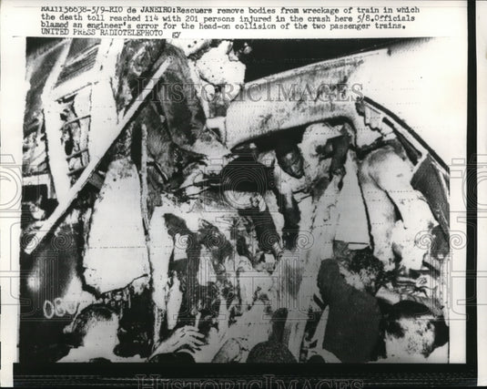 1958 Press Photo Rio de Janiero Brazil rescue work at train wreckage