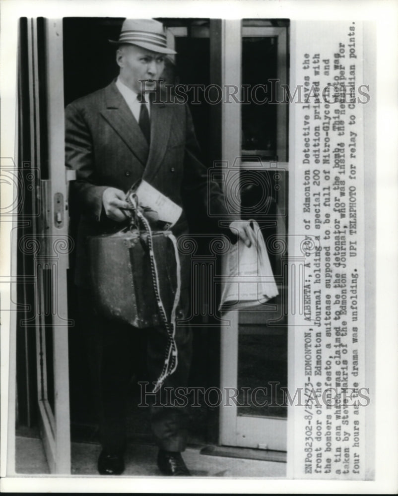 1973 Press Photo Edmonton Alberta Detective leaves front door on Edmonton