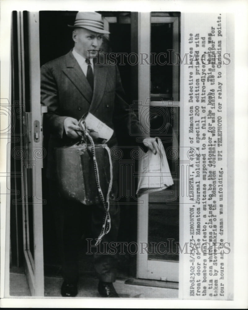 Load image into Gallery viewer, 1973 Press Photo Edmonton Alberta Detective leaves front door on Edmonton
