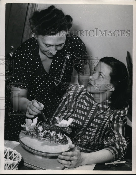 1948 Press Photo Eda Hilton Teacher Sally Creason Instructing
