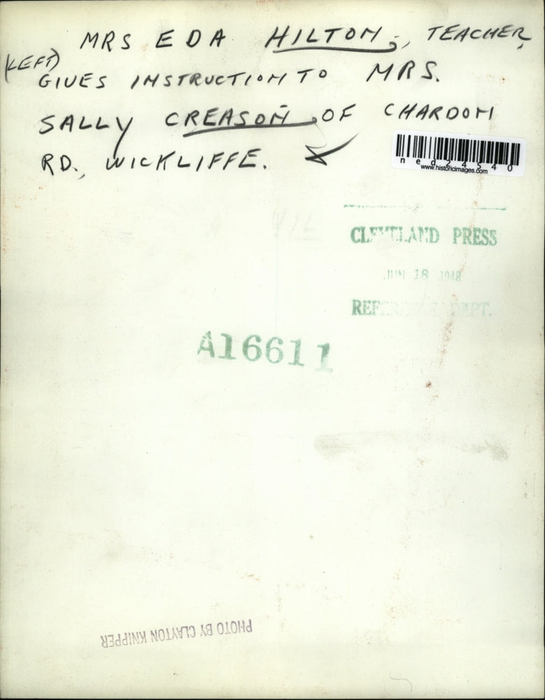 1948 Press Photo Eda Hilton Teacher Sally Creason Instructing