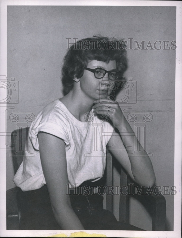 1953 Press Photo Diana Marie Weggelend Sits In Police Station Following Arrest - Historic Images