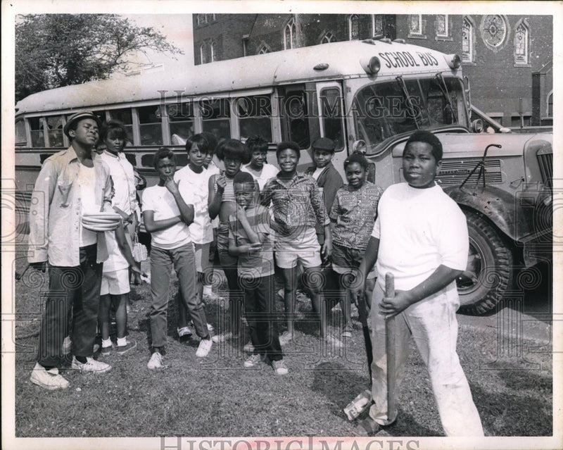 Load image into Gallery viewer, Press Photo Kids from Kingman area day camp
