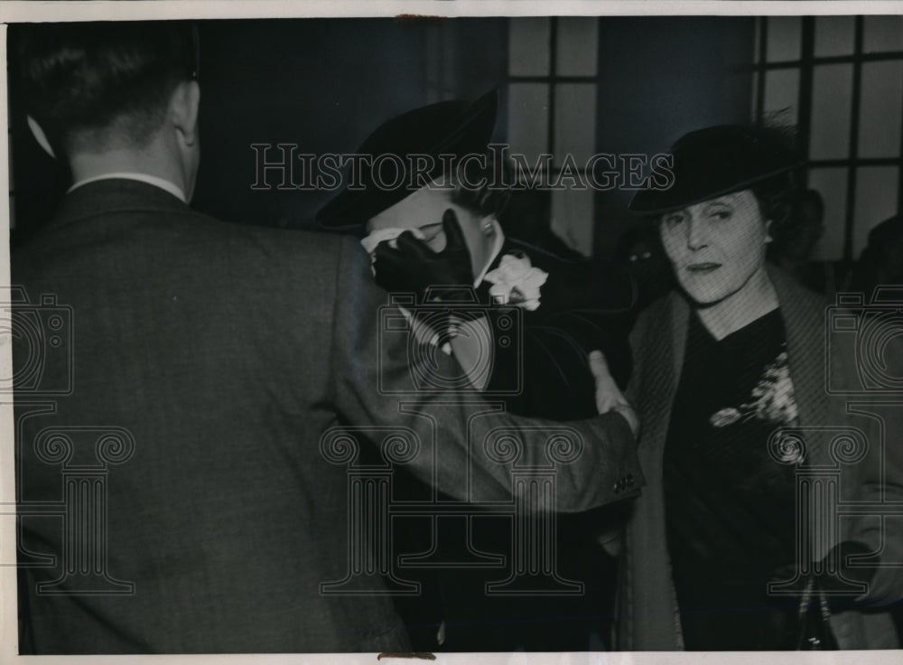 1928 Press Photo Mrs. Elizabeth Boehme (center), leaving court in Chicago