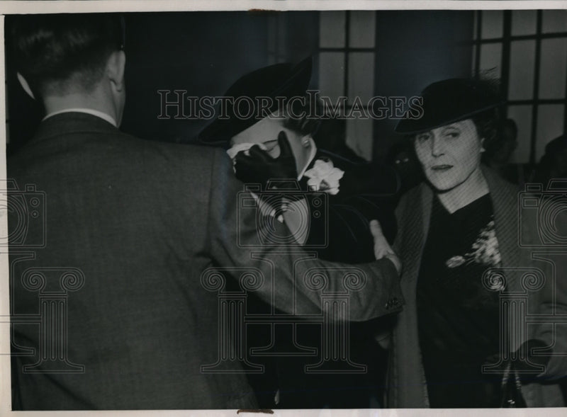 Load image into Gallery viewer, 1928 Press Photo Mrs. Elizabeth Boehme (center), leaving court in Chicago

