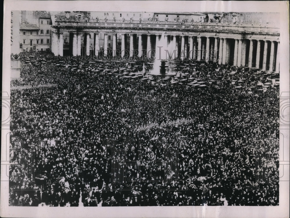 1937 Press Photo Crowd Waits In St. Peter's Square For New Pope To Be Elected