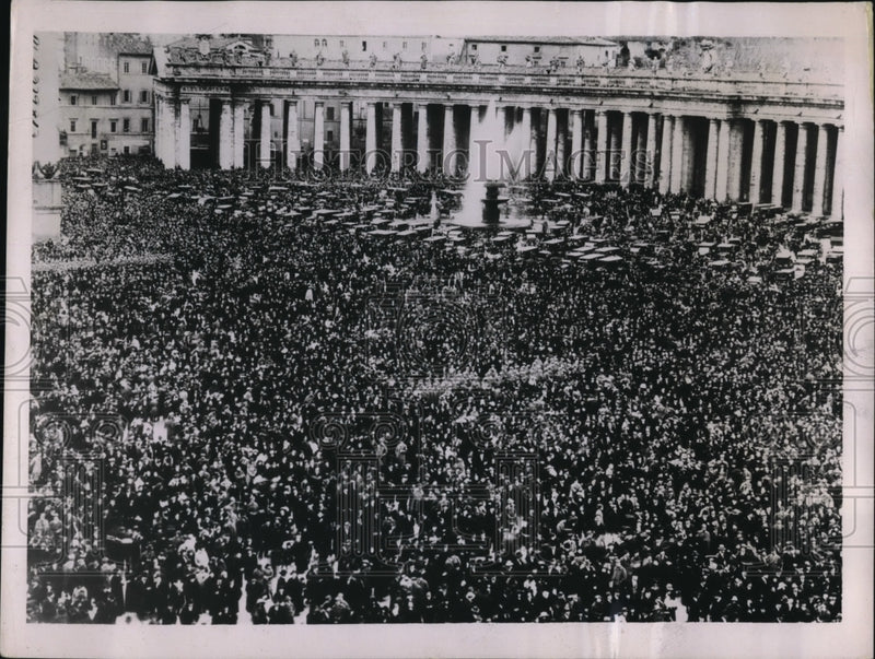 Load image into Gallery viewer, 1937 Press Photo Crowd Waits In St. Peter's Square For New Pope To Be Elected
