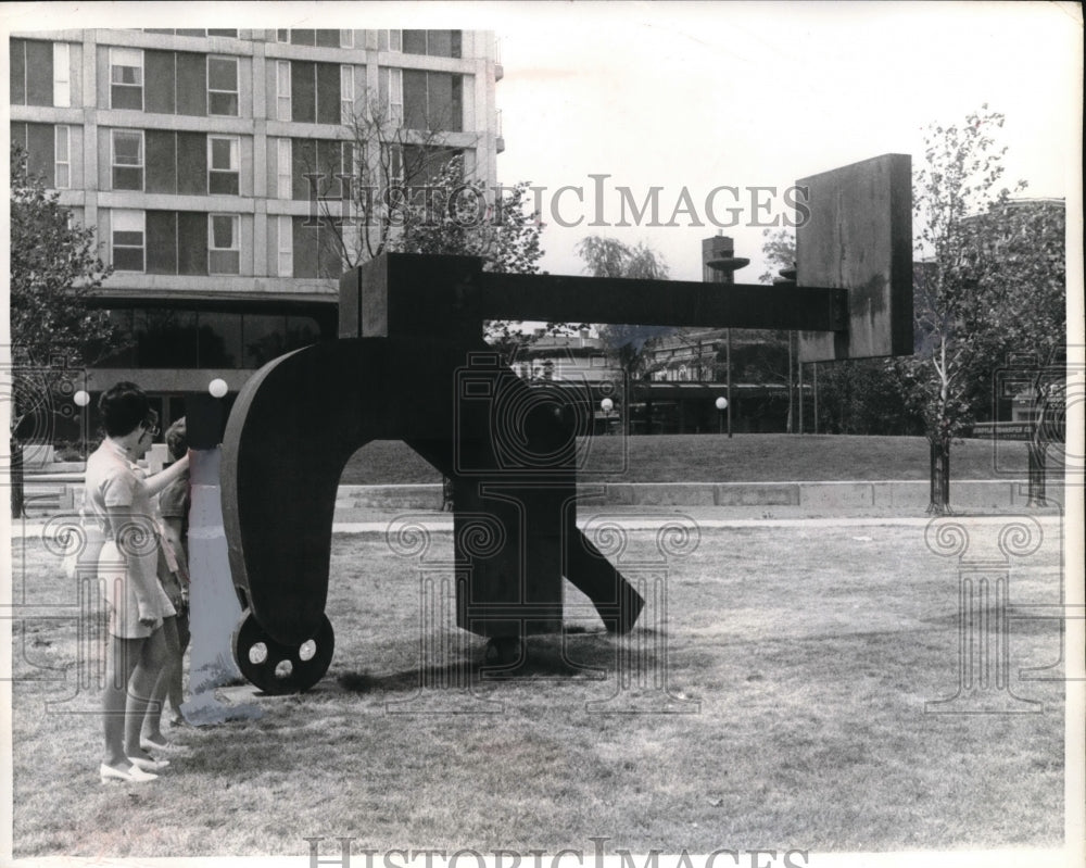 1969 Press Photo People by "The Steamster" by Gerald Jacquard in Chicago