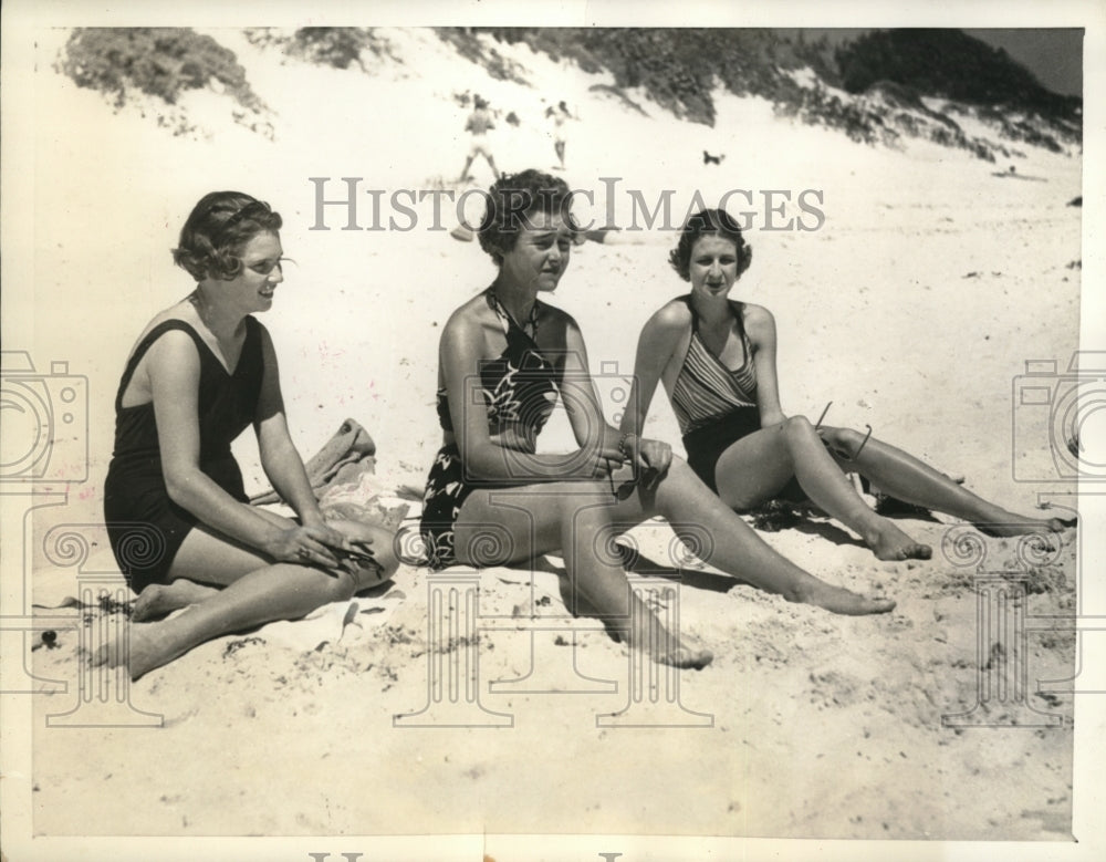 1935 Press Photo L to R: Lucille Wright, Phoebe Davis, and Gretchen Huaschild
